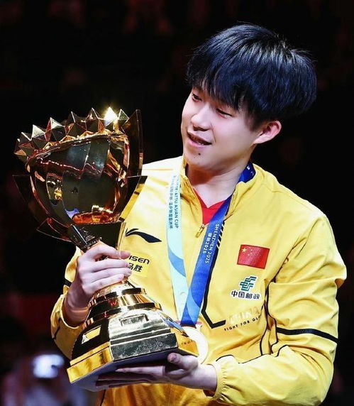 王楚钦身着LV服装参加品牌发布会