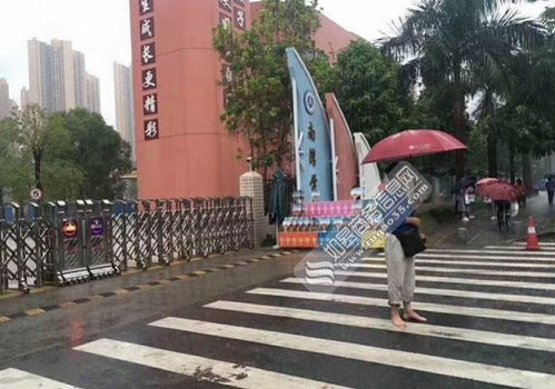 夕阳下道禄站在孤儿院门口