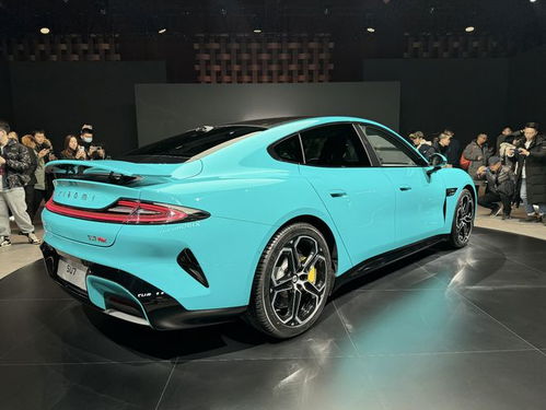 小米YU7实拍图侧面展示车身线条流畅度