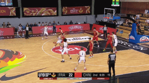 杨瀚森在比赛中封盖对手