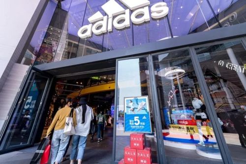 阿迪达斯线下门店撤下那尔那茜海报