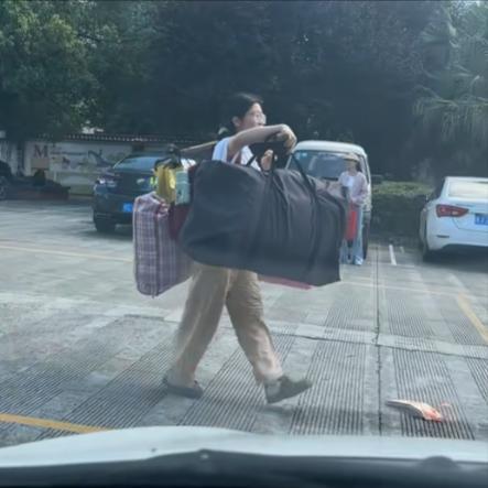 班主任回应“扁担女孩”高考成绩：朴实勤奋，婉拒资助，未来可期