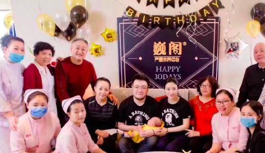 图片内容：一家人庆祝高考成功