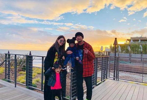 周杰伦与妻子女儿背影照