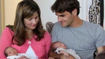 女生与家人相拥庆祝画面