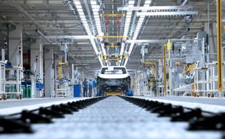 新能源工厂内部展示高科技生产线和绿色能源装置