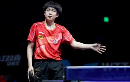 王楚钦在LV秀场后台与设计师交流