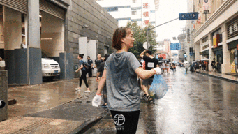 一群人在广州街头跑步