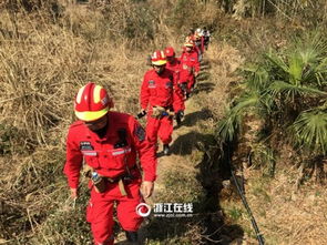 救援队在榕江县城展开搜救