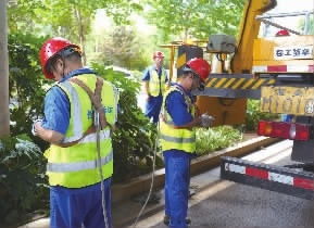 高空作业人员正在绘制彩绘