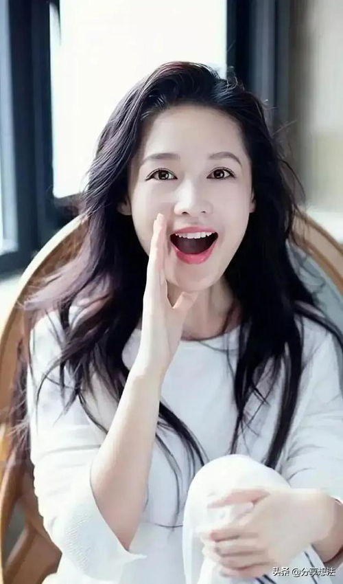 朱锦沁大爷在家中拍摄短视频分享生活点滴