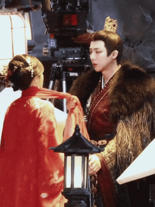 李一桐刘宇宁剧照互动图