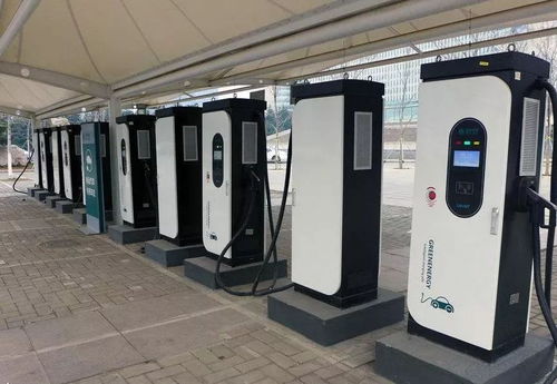 新能源汽车在户外充电桩充电