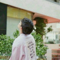 少年望向远方眼神坚定