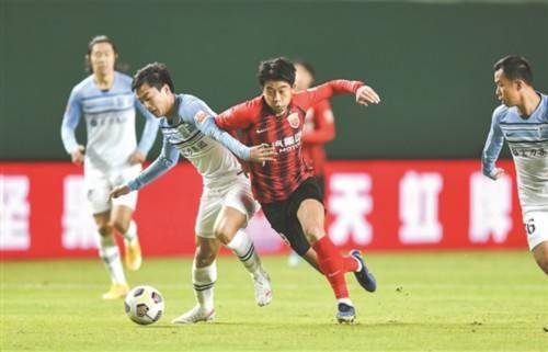 一名球员在比赛中突破