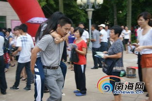 父亲背女儿进考场