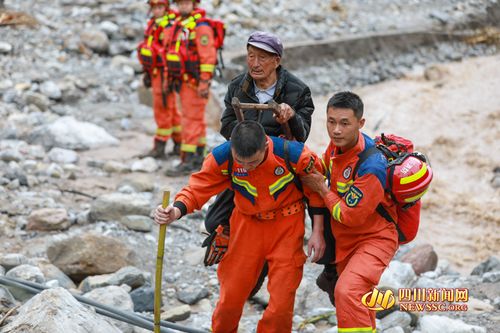 救援人员背着老人撤离