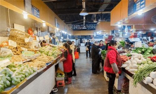 菜市场凉菜摊挂着打折横幅庆祝女儿考上清华