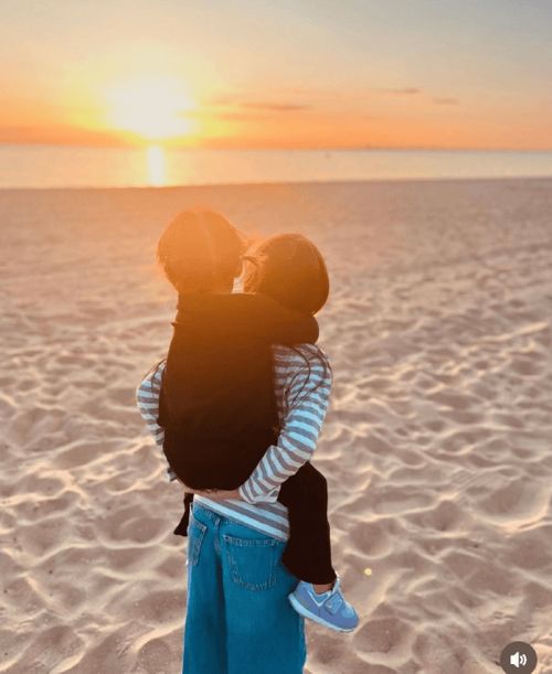 周杰伦晒女儿背影照，网友：这父爱太甜了！