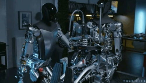 马斯克站在特斯拉Robotaxi旁微笑