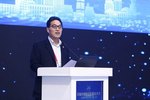 医学影像科医生使用AI设备进行诊断