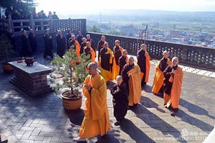 道禄法师与孩子们合影