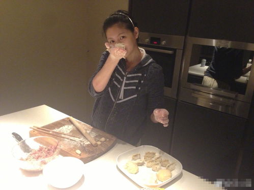 梁实和家人一起生活的照片