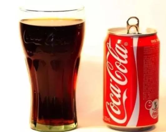 不同国家人们喝可乐的欢乐瞬间