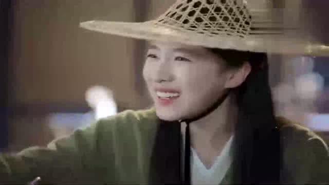 主人公面对镜头微笑讲述经历