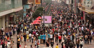 东北夜市热闹非凡人群熙攘的场景