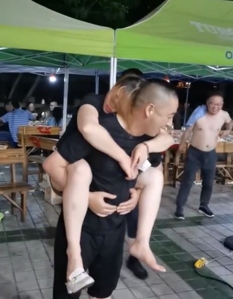 全家人为女孩庆祝高考取得好成绩画面