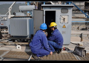 春节期间坚守岗位的电力检修员