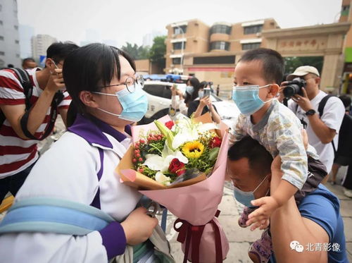 高考结束学生拥抱庆祝