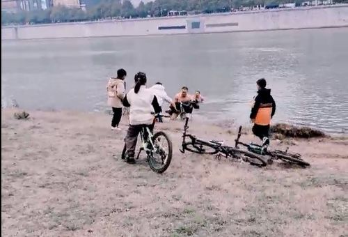 莎河娜斯跳河救人瞬间