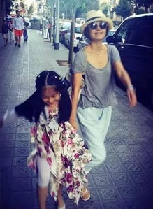 母亲抱着女儿激动落泪庆祝高考成绩进步