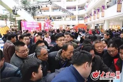 商场购物人群熙熙攘攘场景