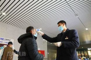 安检人员检查充电宝