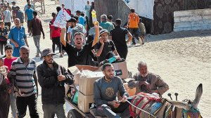 加沙民众领取援助物资