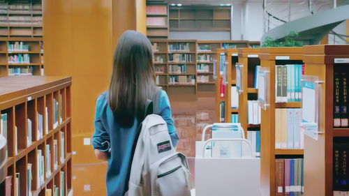 女生在图书馆认真学习的照片