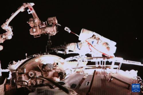神舟二十号航天员在舱外安装设备画面