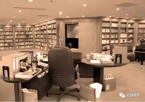 金庸在书房写作的照片