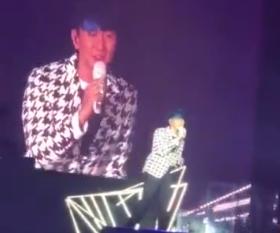 林俊杰在舞台上深情演唱