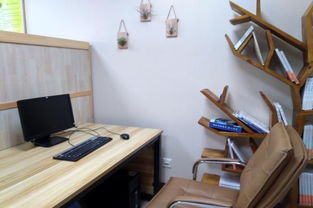 夫妻在心理咨询室交谈场景