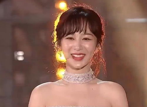 女孩面对镜头微笑接受采访