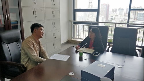 纪检监察人员正在查阅资料