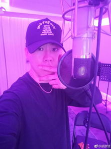 郑欣宜在录音室工作