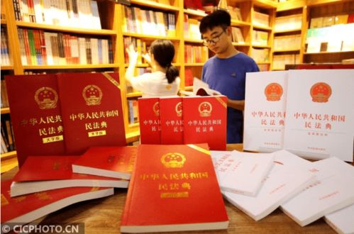 读者在展馆内认真翻阅《复兴文库》