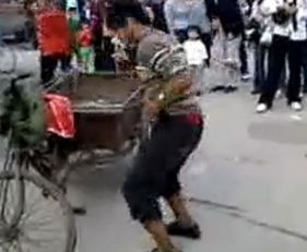 海口三轮车孩子未穿衣视频截图