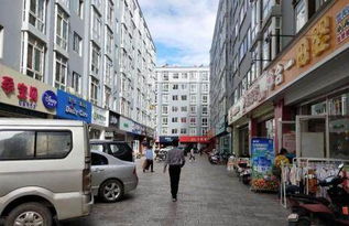 小米YU7停放在城市街道旁展示外观设计