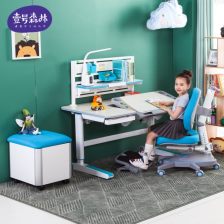 学生独自坐在书桌前思考志愿填报选项